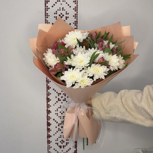 Букет с хризантемой и альстромерией «Сон Царевны»