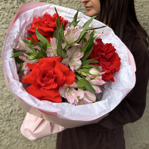 «Алое очарование» — букет из ажурных роз и альстромерий