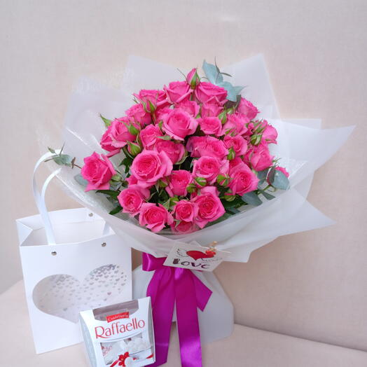 9 pink spray roses + Raffaello
