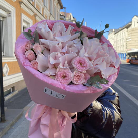 Нежный букет из французских и кустовых роз