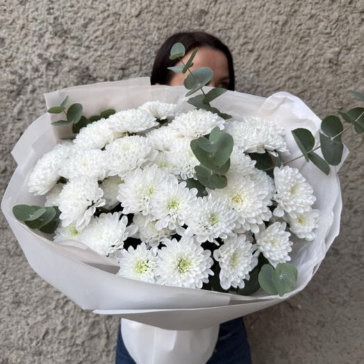 Пышный букет из 7 белых кустовых хризантем Алтай с эвкалиптом