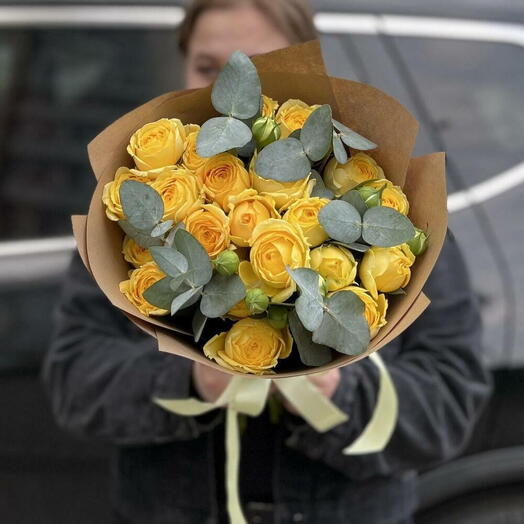 Желтые кустовые розы с эвкалиптом 💛