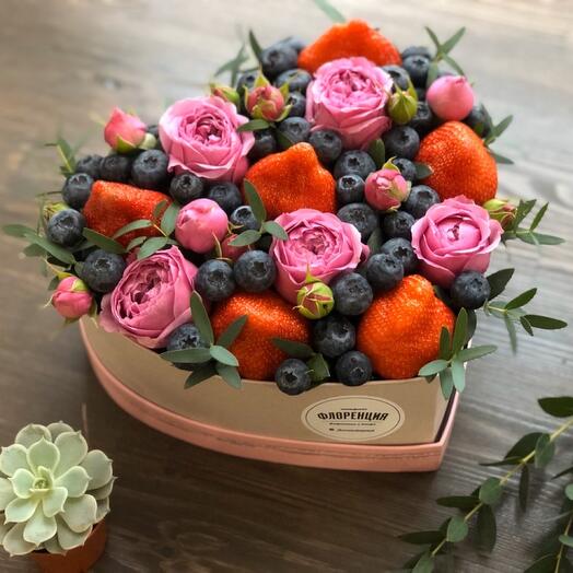 Composición de fresas Y rosas en forma de peonía