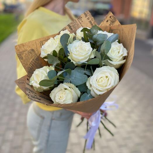 Rosas blancas Premium con eucalipto