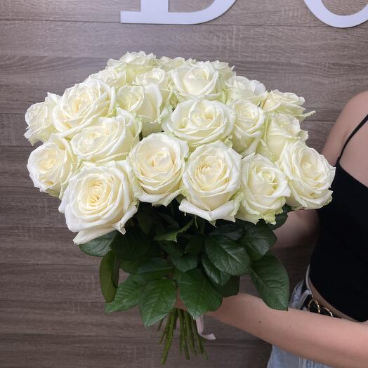 Ramo de 21 rosas blancas de 60 cm