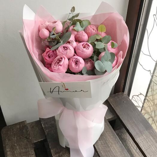Монобукет из пионовидной кустовой розы Silva Pink с веточками эвкалипта в аквабоксе