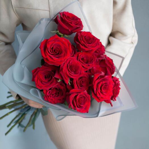 Un ramo de rosas rojas "reconocimiento del Corazón" a mamá, colega, hermana, en su cumpleaños, el 8 de marzo