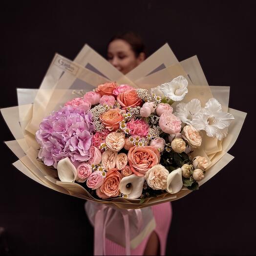 Ramo con rosas, callas, hortensias