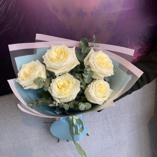 Rosas de crema con eucalipto en paquete
