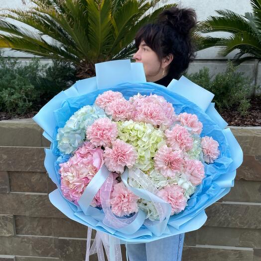 Ramo de hortensias y Dianthus "Olivia"