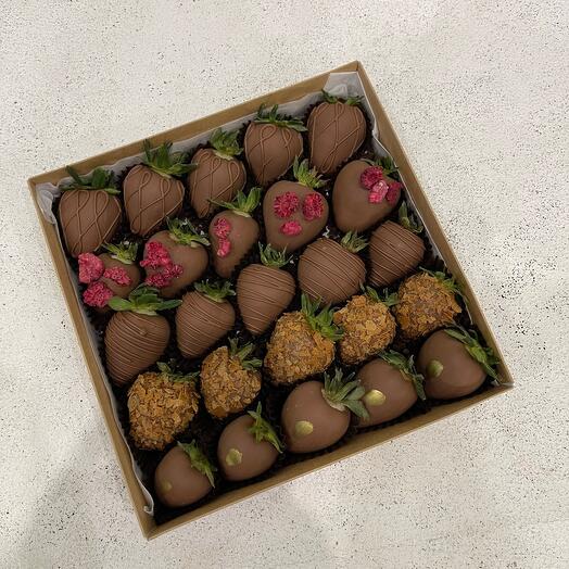 dulce delicioso conjunto de fresas en chocolate con leche