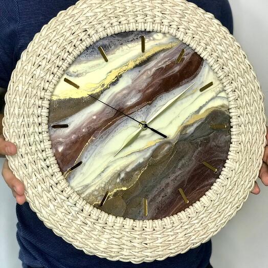 Часы из смолы и бумажной лозы