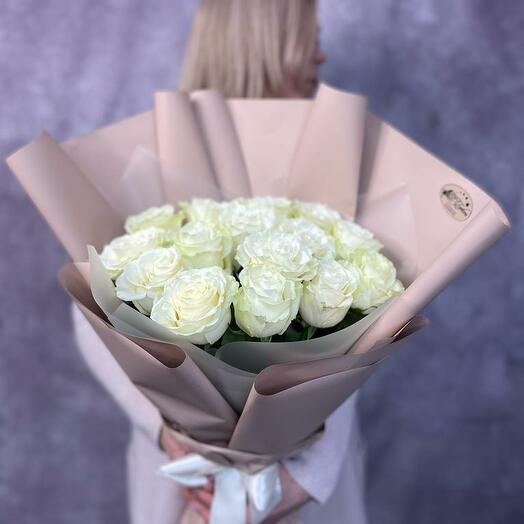 Monobook clásico de 15 rosas blancas en un paquete delicado