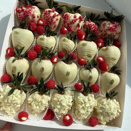 Juego de fresas cubiertas de chocolate con frambuesas
