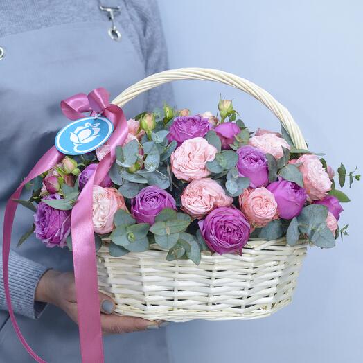 Cesta de rosas de peonía Camila