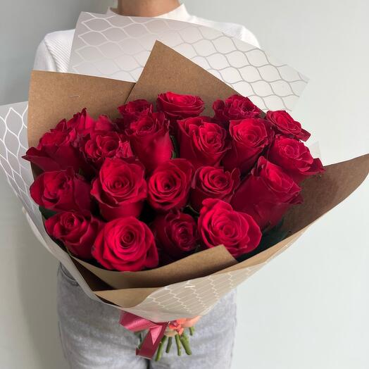 Ramo de rosas rojas en la elaboración