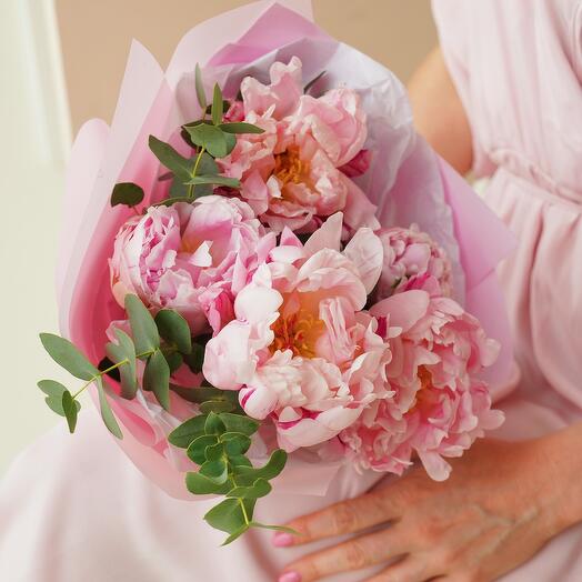 Ramo de peonías Rosadas 5 piezas, variedades Sarah Bernerd con ramitas de eucalipto