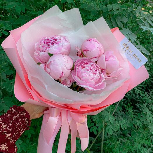 Нежный букет из 5 розовых пионов