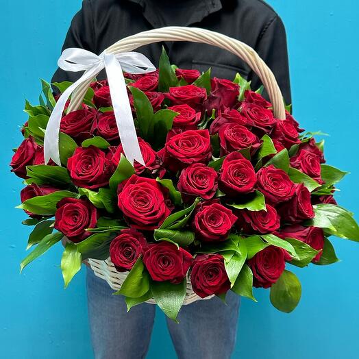 Кoрзинa c розами