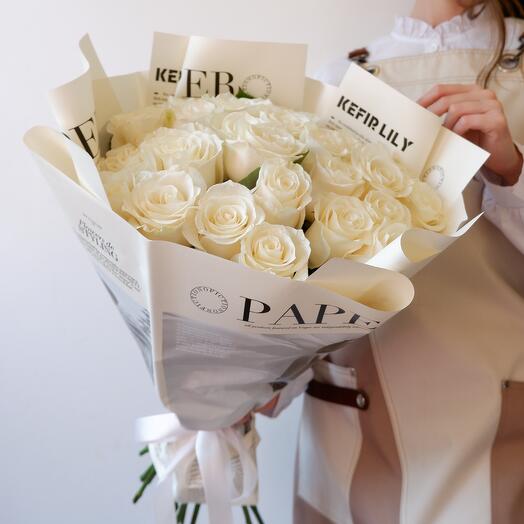 Букет из 25 роз Плэй бланка в оформлении