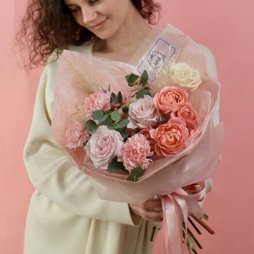 Авторский букет из роз и гвоздик