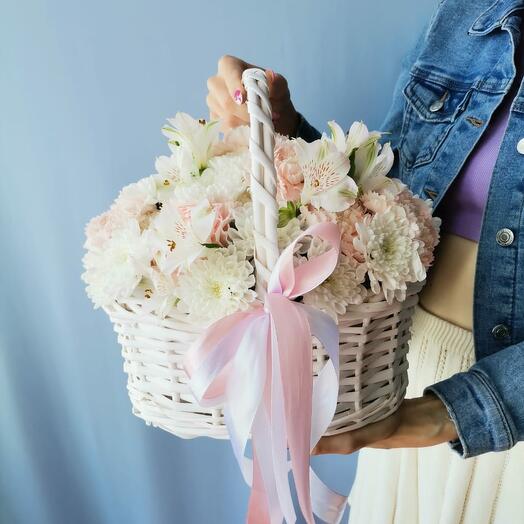 Basket with carnations, chrysanthemums and alstroemeria "Strawberry cocktail"