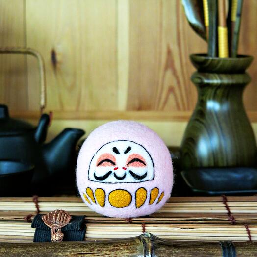 Daruma. Mascota japonesa. Figura de fieltro. Trabajo manual