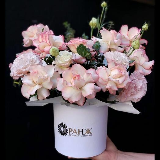 Вывернутые розы в шляпной коробке