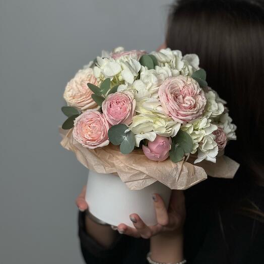 Композиция с кустовыми розами и гортензией 🌸