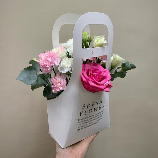 Нежные цветы в сумочке 🌸