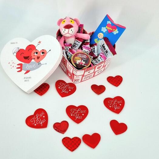 Сладкий подарок в боксе сердце со сладостями love is и розовой пантерой