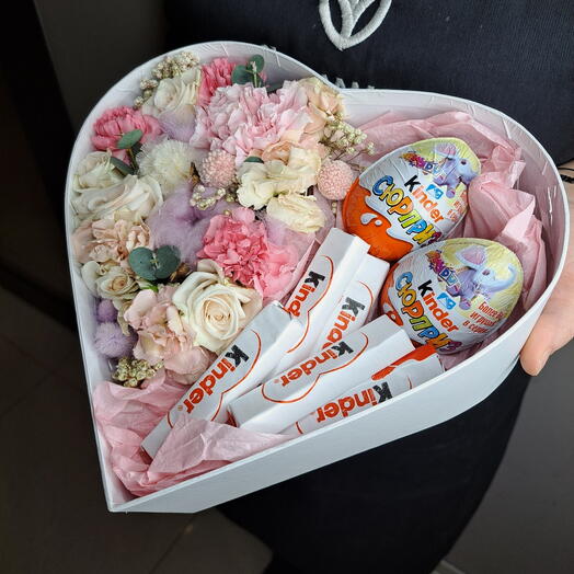 Коробка с цветами и сладостями для любимой S