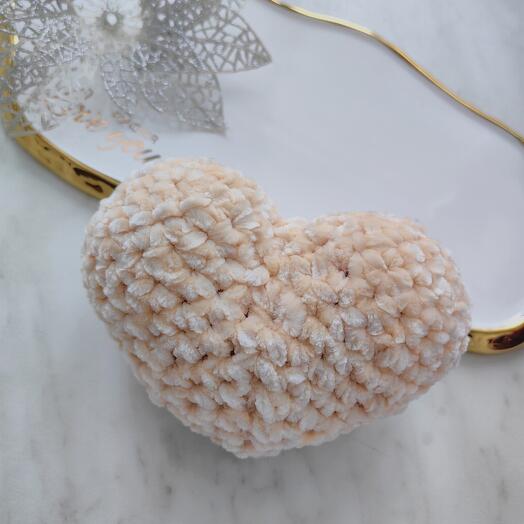 Плюшевое вязаное сердце