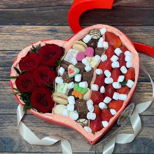 Arreglo floral "Classic 3b1l" con rosas, dulces y fresas