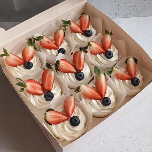 Капкейки со свежими ягодами на день рождения