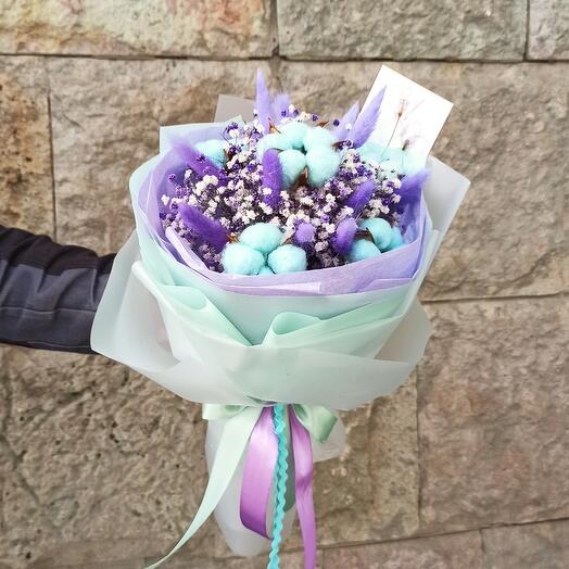 Букет из радужной гипсофилы и хлопка