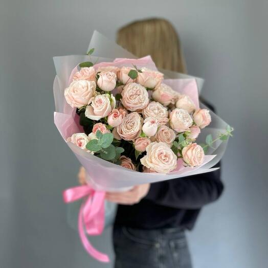 Bouquet of 7 bushy peony-shaped bombastic roses