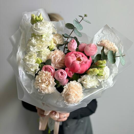 Ramo con peonía, rosas de peonía y eustoma