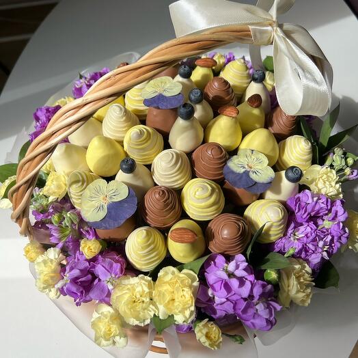 Корзина с клубникой в шоколаде и цветами