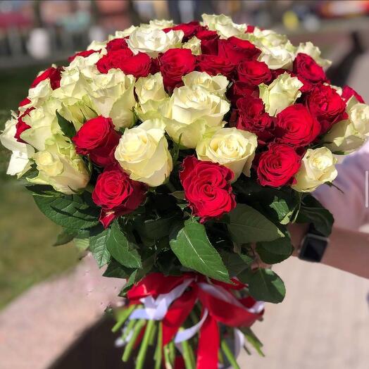 25 красно-белых роз