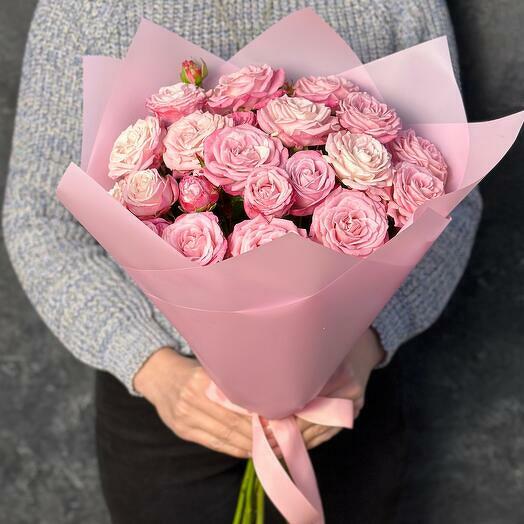 7 delicate bush roses in a package