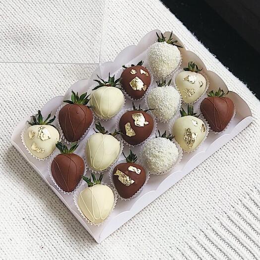 Клубника в шоколаде «Черное и белое» 15 шт