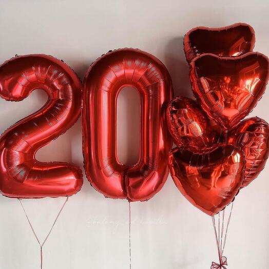 Композиция на День Рождения с красными цифрами и сердцами