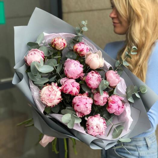 Розовые пионы с эвкалиптом диаметр пиона 3 см