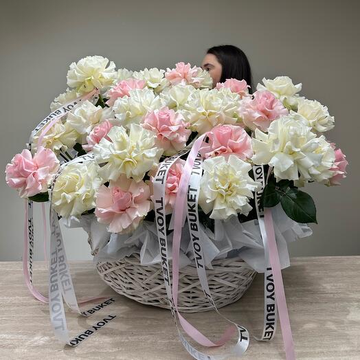 Корзина из 35 ажурных роз