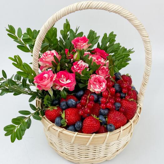 Корзина с розами и ягодами