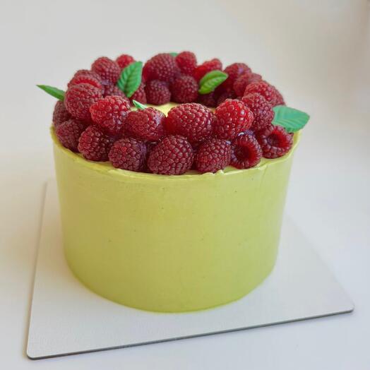 Pastel de miel y pistacho con frambuesas