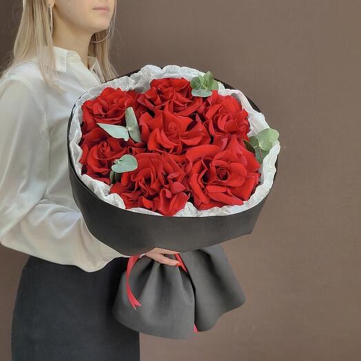 Красные ажурные розочки Эквадор с эвкалиптом, французская роза бмнф