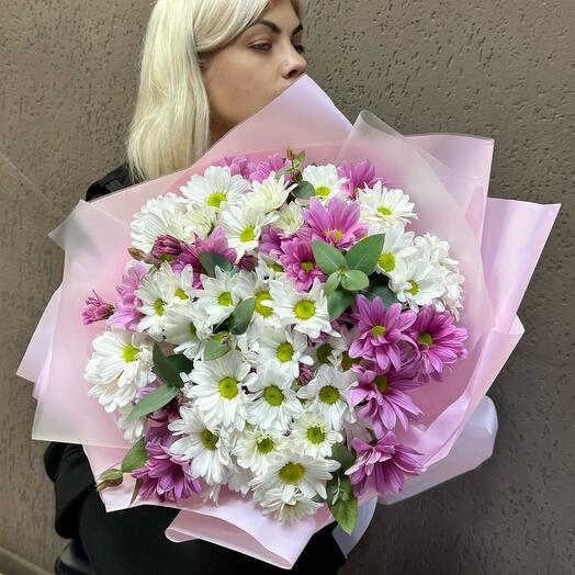 Букет из хризантем и эвкалипта