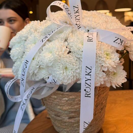 Корзина ротанг с 9 хризантемами в размере S